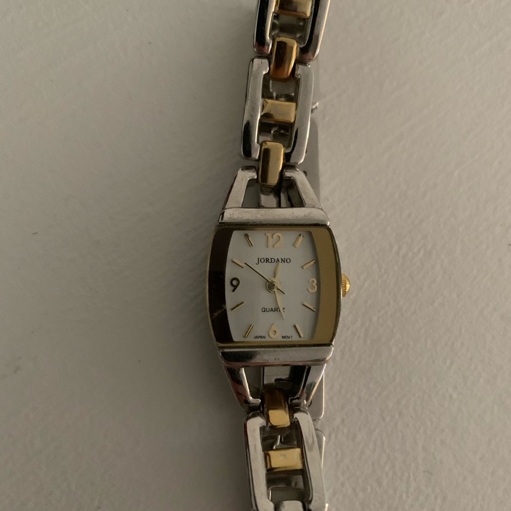 Jordano silver gold watch needs to battery